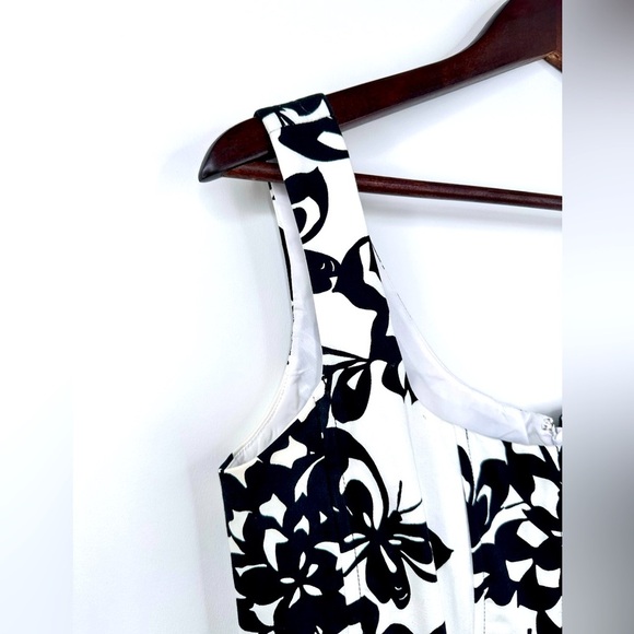 London Times Black+White Sleeveless Dress built in corset size 8 - Picture 4 of 6